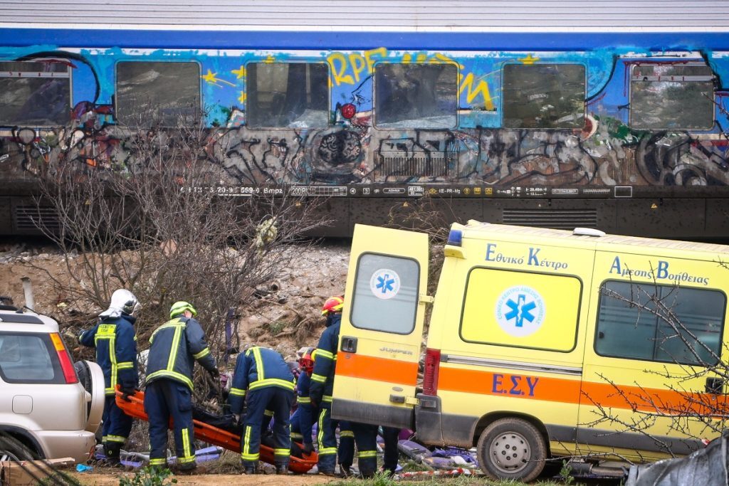 Τραγωδία στα Τέμπη: Στους 40 οι νεκροί – Δεκάδες τραυματίες από την φονική σύγκρουση των αμαξοστοιχιών