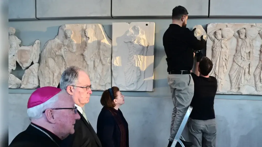Μουσείο της Ακρόπολης: Τοποθετήθηκαν τα τρία θραύσματα από τα Γλυπτά του Παρθενώνα που δώρισε το Βατικανό - ΝΕΑ