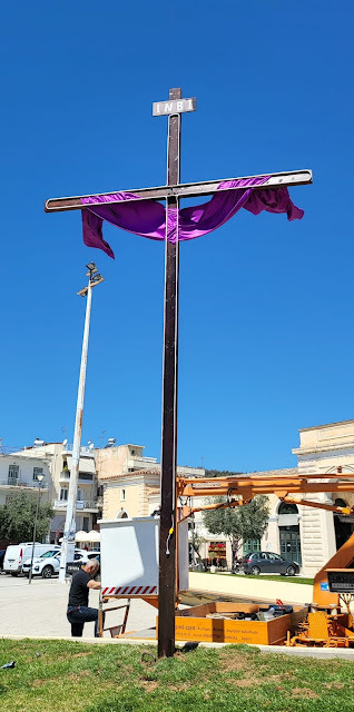 Μεγάλη Παρασκευή: Τεράστιος σταυρός τοποθετήθηκε στο Άργος – Θα ψάλλει ο Πέτρος Γαϊτάνος - ΝΕΑ