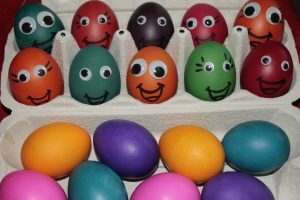 Πασχαλινά αυγά: Πώς να τα βάψετε φυσικά με λαχανικά και μπαχαρικά