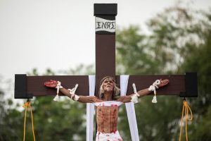 Φιλιππίνες: Πιστοί σταυρώνονται και μαστιγώνονται σε αναπαράσταση του θείου δράματος