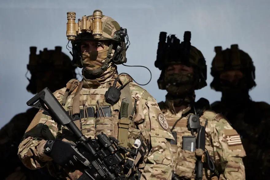 Ο Μητσοτάκης στους ΟΥΚάδες: Ισχυρές Ένοπλες Δυνάμεις θωρακίζουν την εθνική μας ανεξαρτησία [εικόνες] - ΝΕΑ