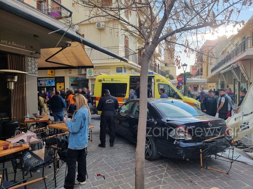 Πανικός στα Χανιά: Αυτοκίνητο «μπούκαρε» σε καφετέρια - ΝΕΑ