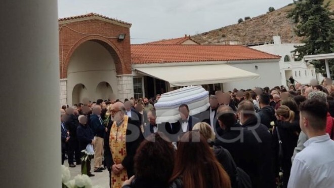 «Θα ανταμώσουμε στους λόφους του ήλιου» - Θρήνος στην κηδεία της 15χρονης Ιωάννας, στα λευκά οι συμμαθητές της - ΝΕΑ