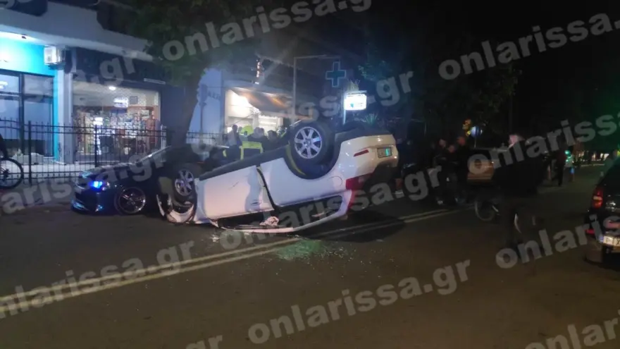 Λάρισα: Τροχαίο με τρεις τραυματίες - Η σύγκρουση ήταν τόσο σφοδρή που το ένα αυτοκίνητο «τούμπαρε» κάθετα στο οδόστρωμα [εικόνες] - ΝΕΑ