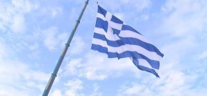 Κομοτηνή: Συνελήφθη άνδρας που κατέβασε και έκαψε την ελληνική σημαία από κατάστημα