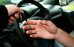 Αγία Βαρβάρα: Χειροπέδες σε 30χρονο - Λήστευε οδηγούς με την απειλή μαχαιριού