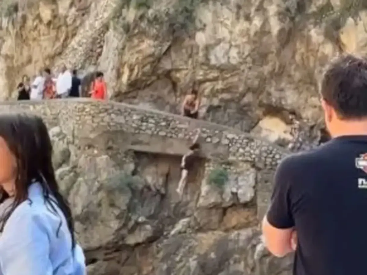 I turisti si tuffano e colpiscono le rocce [Βίντεο]