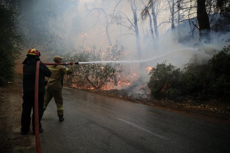 Φωτιά στη Ρόδο: Τραυματίστηκε εθελοντής πυροσβέστης