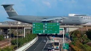 «Ελευθέριος Βενιζέλος»: Θηριώδες αμερικανικό μεταγωγικό πάνω σε γέφυρα της Αττικής Οδού
