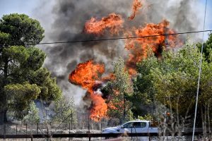 πυρκαγιές Πυρομετεωρολόγος Φωτιά στη Σαρωνίδα: Μεγάλη αναζωπύρωση τη νύχτα στα Καλύβια