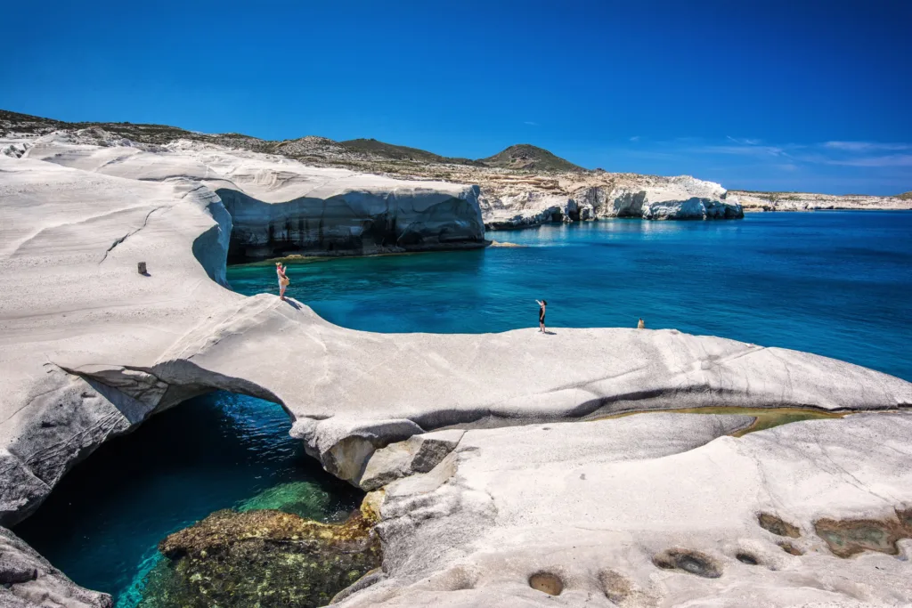 Στην κορυφή των ελληνικών νησιών η Μήλος - Γιατί την επιλέγουν τουρίστες από Ινδία, Αυστραλία και Αμερική