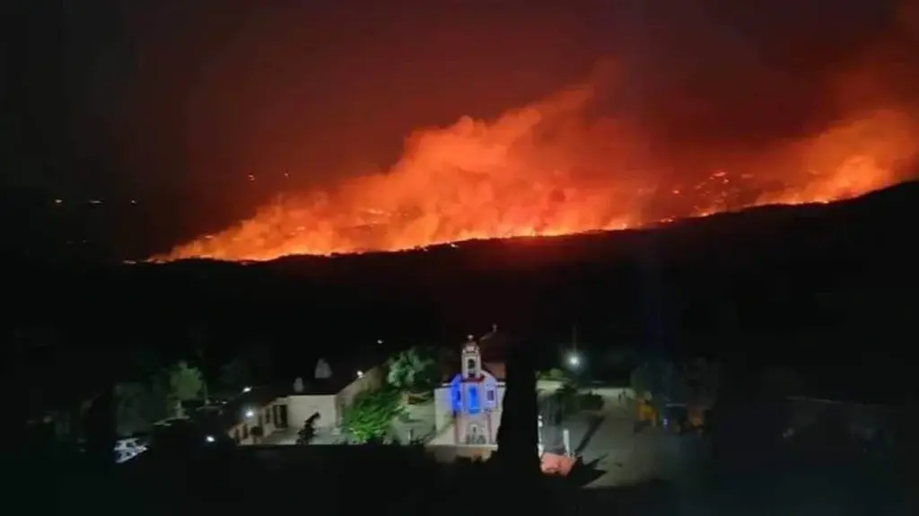 Φωτιά στη Ρόδο: Μήνυμα για εκκένωση σε Γεννάδι και Κιοτάρι από το 112 - Δραματική έκκληση της Πυροσβεστικής «εγκαταλείψτε»