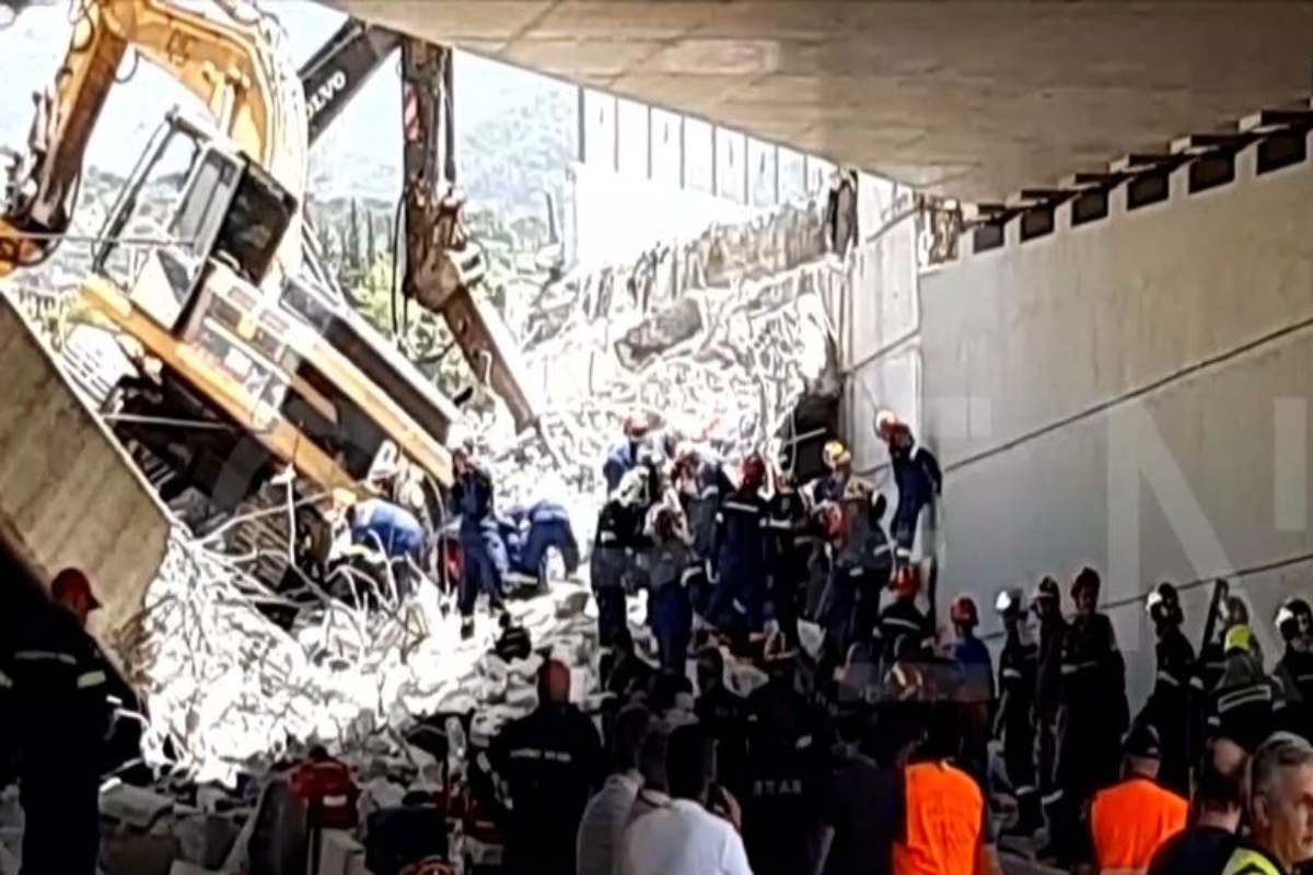 Τραγωδία στην Πάτρα: Ένας νεκρός και 12 τραυματίες από την κατάρρευση γέφυρας στα Μποζαΐτικα [εικόνες-βίντεο]