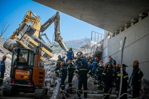 Τραγωδία στην Πάτρα: Κατέρρευσε γέφυρα, ένας νεκρός και δεκάδες τραυματίες – Η απάντηση της κατασκευαστικής εταιρείας [βίντεο]