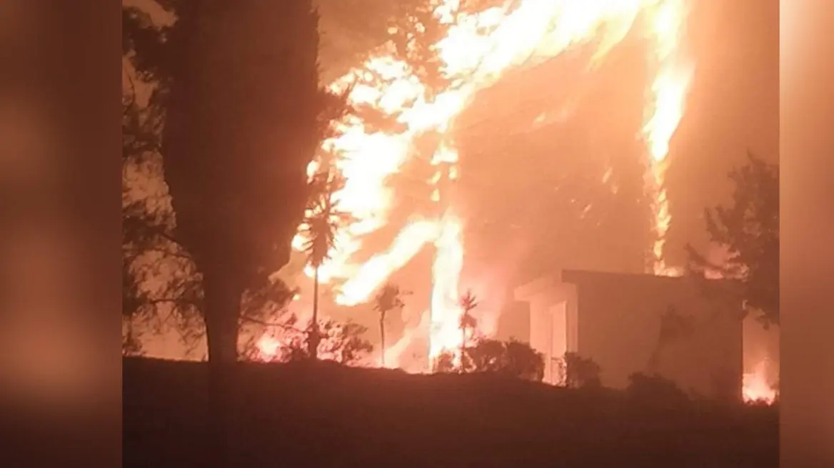 Εφιαλτική νύχτα στη Ρόδο: Εκκενώνονται οικισμοί - Η φωτιά μπήκε σε χωρία και καίει σπίτια