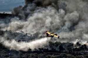 Φωτιά στα Μέγαρα: Κοντά σε σπίτια οι φλόγες – Αναζωπύρωση στα Δερβενοχώρια - Μάχη με το χρόνο σε Λουτράκι και Ρόδο
