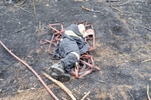 Φωτιές: Η εικόνα που «στοιχειώνει» το φετινό καλοκαίρι - Πυροσβέστης κοιμάται στο χώμα ξαπλωμένος σε μία μάνικα