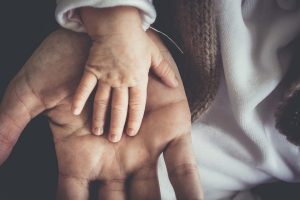 Τρόμος στο Πέραμα: Πα-τέρας κακοποίησε σεξουαλικά την 5χρονη κόρη του