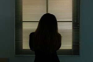 Αίγιο - Νέα ενδοοικογενειακή βία: 36χρονη αποπειράθηκε να αυτοκτονήσει μετά από επίθεση που δέχτηκε από τον σύζυγο της