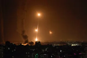 Πόλεμο0ς στο Ισραήλ: Μπαράζ επιθέσεων στο Τελ Αβίβ από την Χαμάς με καταιγισμό ρουκετών
