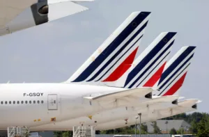 Εικόνες χάους ξανά στη Γαλλία: Εκκενώνονται τέσσερα αεροδρόμια