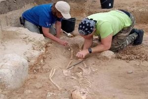 Περίεργη ανακάλυψη στην Πολωνία: Αρχαιολόγοι εντόπισαν τα λείψανα παιδιού «βρικόλακα»