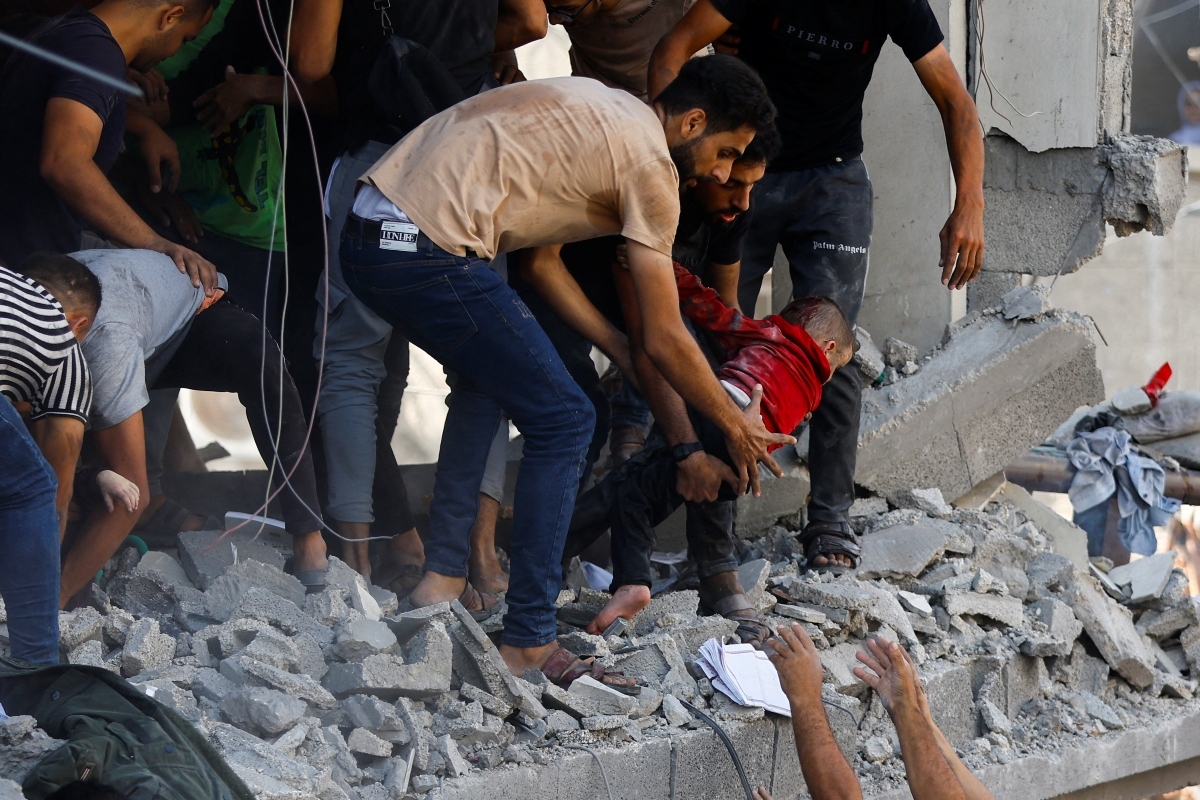 Πόλεμος στο Ισραήλ: Το ένα μετά το άλλο, πολυώροφα κτίρια της Γάζας ισοπεδώνονται, ολόκληρες γειτονιές καταστρέφονται από τις βόμβες του Ισραήλ.