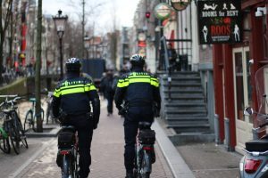 Ληστές «σηκώνουν» ολόκληρο πολυκατάστημα ανενόχλητοι στο Άμστερνταμ- Δείτε το βίντεο