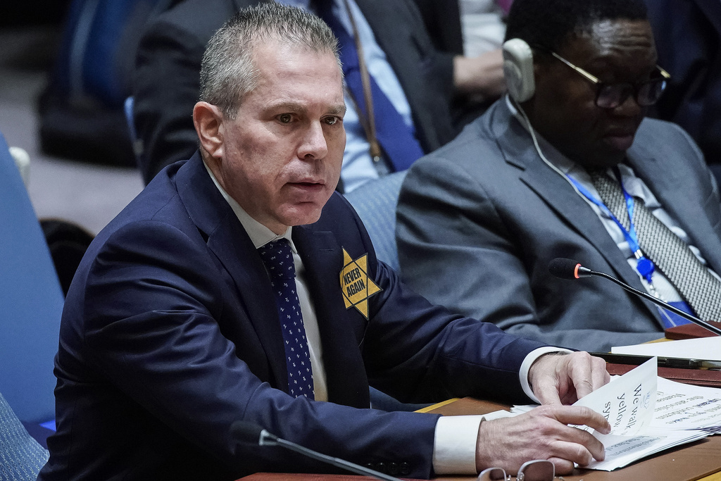 Ο πρεσβευτής του Ισραήλ στον ΟΗΕ καρφίτσωσε το κίτρινο αστέρι στο πέτο του