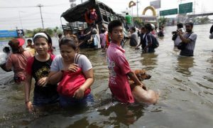 Συναγερμός στην Ταϊλάνδη- Νεκροί και καταστροφές από τις πλημμύρες