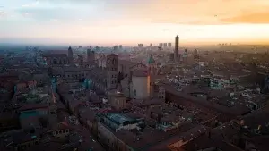 Ανησυχία για τους «δίδυμους» πύργους της Μπολόνια -Έκλεισαν οι γύρω δρόμοι