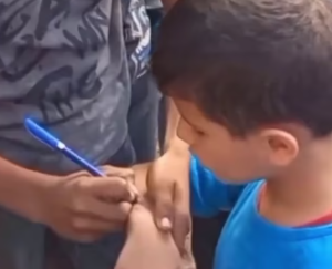 Παιδιά στην Παλαιστίνη γράφουν το όνομά τους στα χέρια ώστε να μπορούν να αναγνωριστούν αν σκοτωθούν