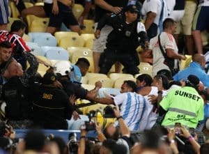 Άγρια επεισόδια μεταξύ οπαδών στο Βραζιλία – Αργεντινή - Πήρε την ομάδα στα αποδυτήρια ο Μέσι
