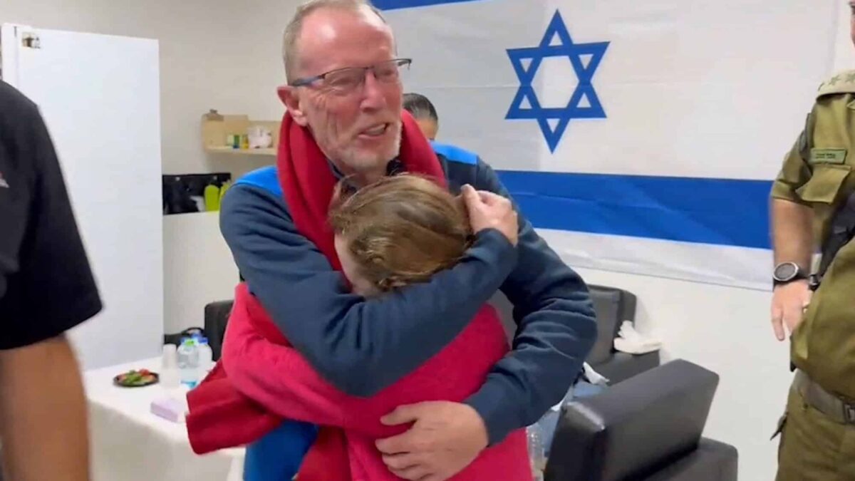 Ισραήλ: Η 9χρονη Έμιλι που απελευθερώθηκε νόμιζε ότι ήταν όμηρος για ένα χρόνο – Κλαίει μέχρι να κοιμηθεί λέει ο πατέρας της