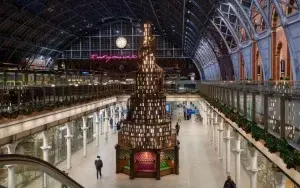 Λονδίνο: Χριστουγεννιάτικο δέντρο «όνειρο» για τους λάτρεις των βιβλίων - Δείτε το βίντεο