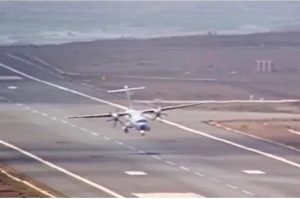 Προσγείωση για γερά νεύρα: Αεροσκάφος αναπηδά ανεξέλεγκτα στο διάδρομο (Βίντεο)