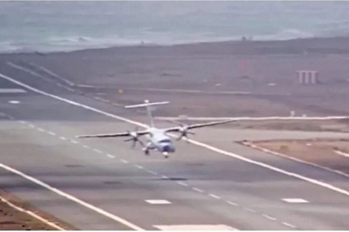 Προσγείωση για γερά νεύρα: Αεροσκάφος αναπηδά ανεξέλεγκτα στο διάδρομο (Βίντεο)