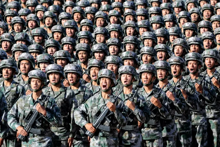 Εντυπωσιακό βίντεο: Κινέζοι στρατιώτες επισκευάζουν διάδρομο προσγείωσης μετά από βομβαρδισμό σε χρόνο ρεκόρ