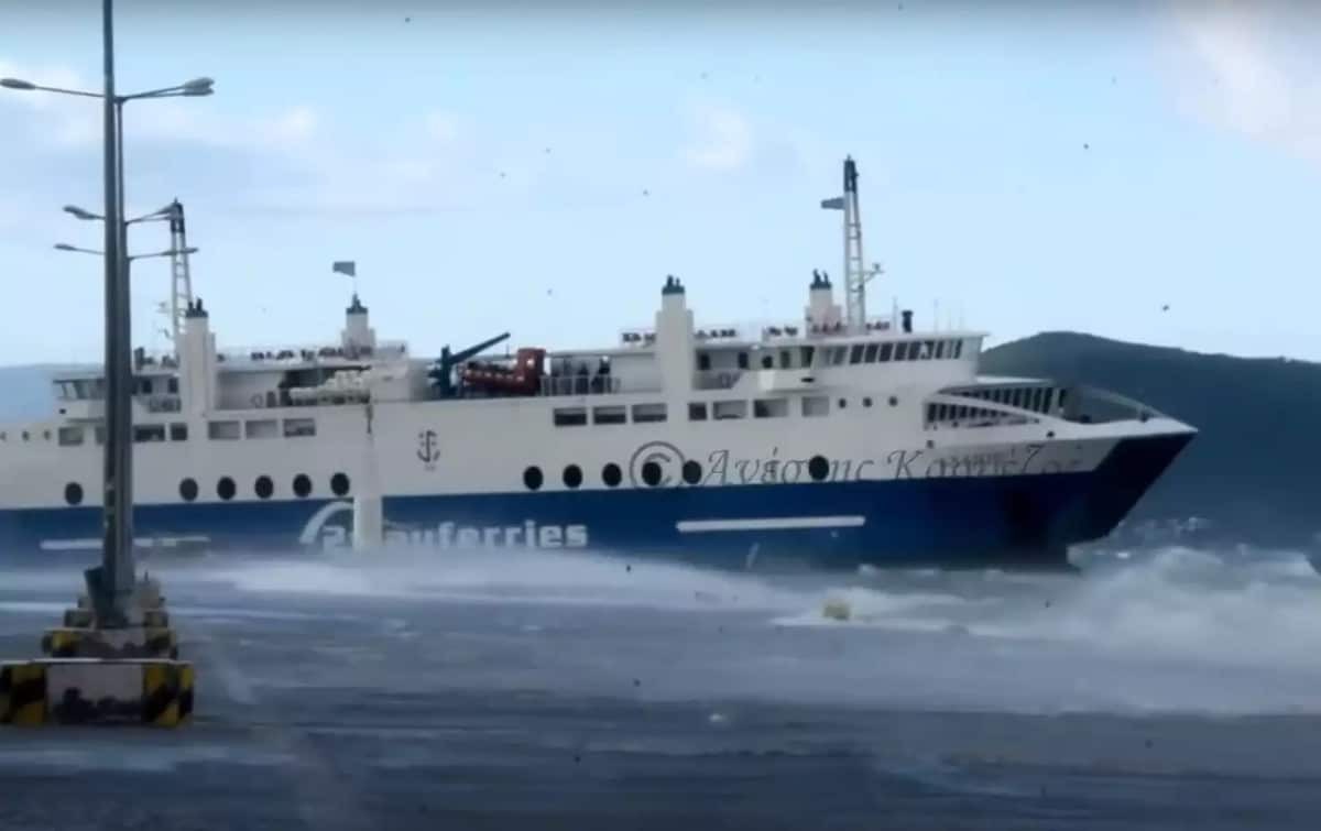Καιρός: Πλοίο δίνει «μάχη» για να δέσει στο λιμάνι της Αίγινας