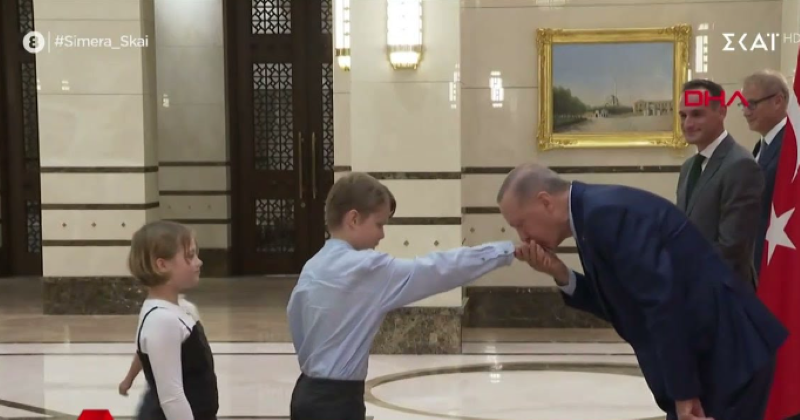 Μεγάλο θέμα το χειροφίλημα του Ερντογάν στα παιδιά του Πρέσβη της Σλοβενίας- Δείτε το βίντεο