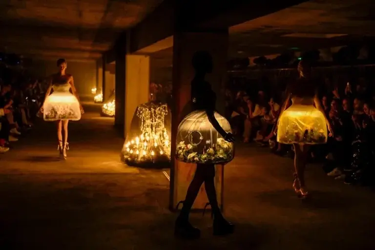 Σάλος με οίκο μόδας που χρησιμοποίησε ζωντανές πεταλούδες στα φορέματά του! (Βίντεο)