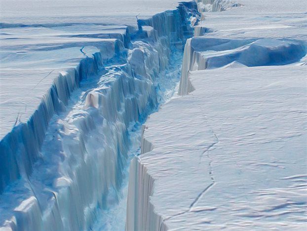 Το μεγαλύτερο παγόβουνο στον κόσμο άρχισε να κινείται