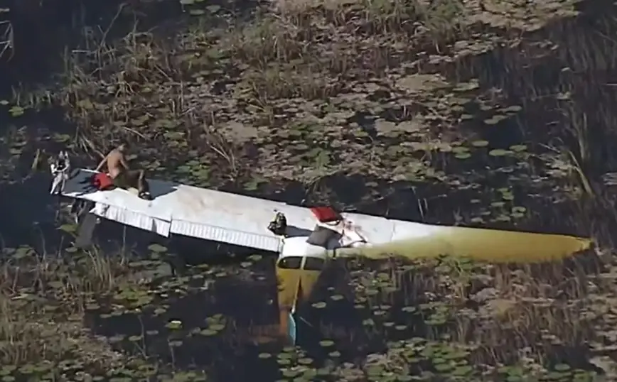 Πιλότος πέρασε 9 ώρες πάνω στο φτερό του αεροπλάνου - Από κάτω υπήρχαν κροκόδειλοι - Δείτε το βίντεο