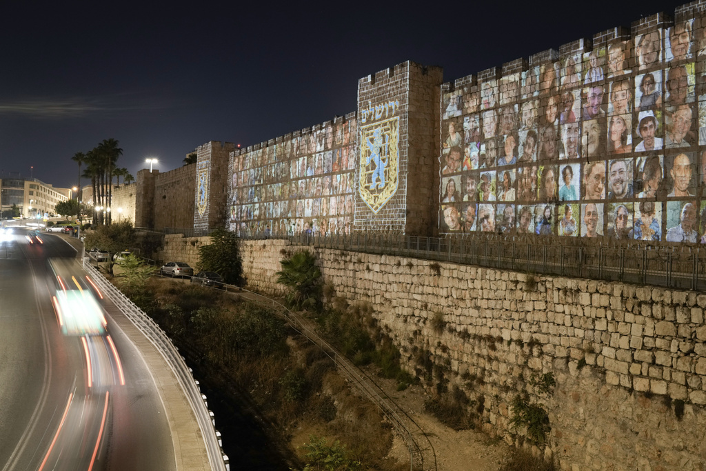1.400 κεράκια φώτισαν το Τείχος των Δακρύων που γέμισε με φωτογραφίες ομήρων