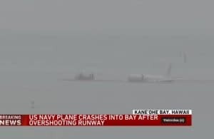 Αεροσκάφος του Πολεμικού Ναυτικού των ΗΠΑ βγήκε από το διάδρομο προσγείωσης και κατέληξε στη θάλασσα (Βίντεο)