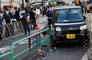 Συνελήφθη o ακροδεξιός που έπεσε με το όχημά του πάνω σε μπάρα κοντά στην πρεσβεία του Ισραήλ στο Τόκιο