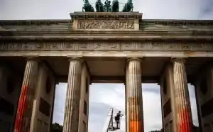 Ακτιβιστές βεβήλωσαν την Πύλη του Βραδεμβούργου στο Βερολίνο