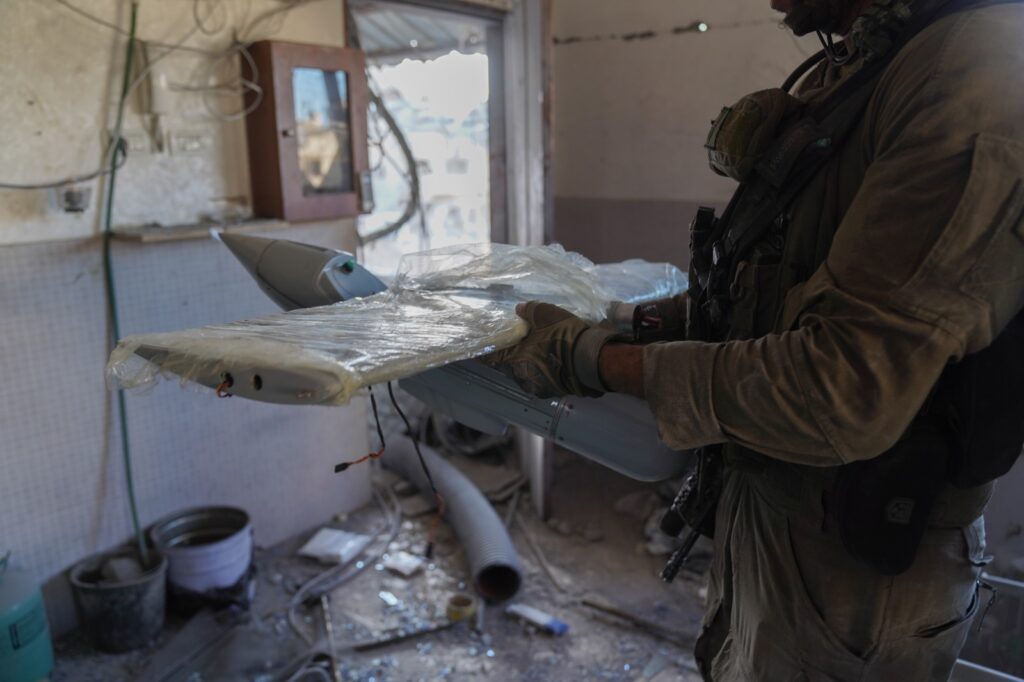 Ισραηλινά στρατεύματα βρήκαν εργοστάσιο κατασκευής drone της Χαμάς σε κατοικία στη Γάζα (Βίντεο)