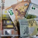 Κατώτατο μισθό έως 820 ευρώ εισηγείται η ΚΕΠΕ